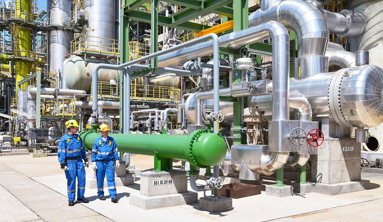 Cyanide Technology Consulting GmbH - production, engineering, and operation of cyanide plants (NaCN & HCN) - This image depicts industrial workers performing maintenance at an oil and gas processing plant.