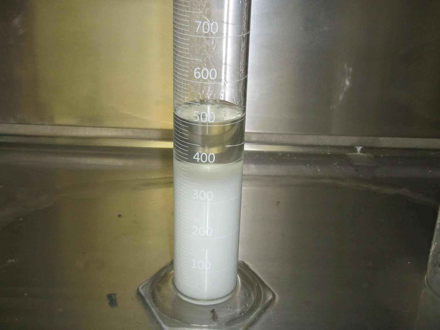 Cyanide Technology Consulting GmbH - production, engineering, and operation of cyanide plants (NaCN & HCN) - This image depicts industrial workers performing maintenance at an oil and gas processing plant.